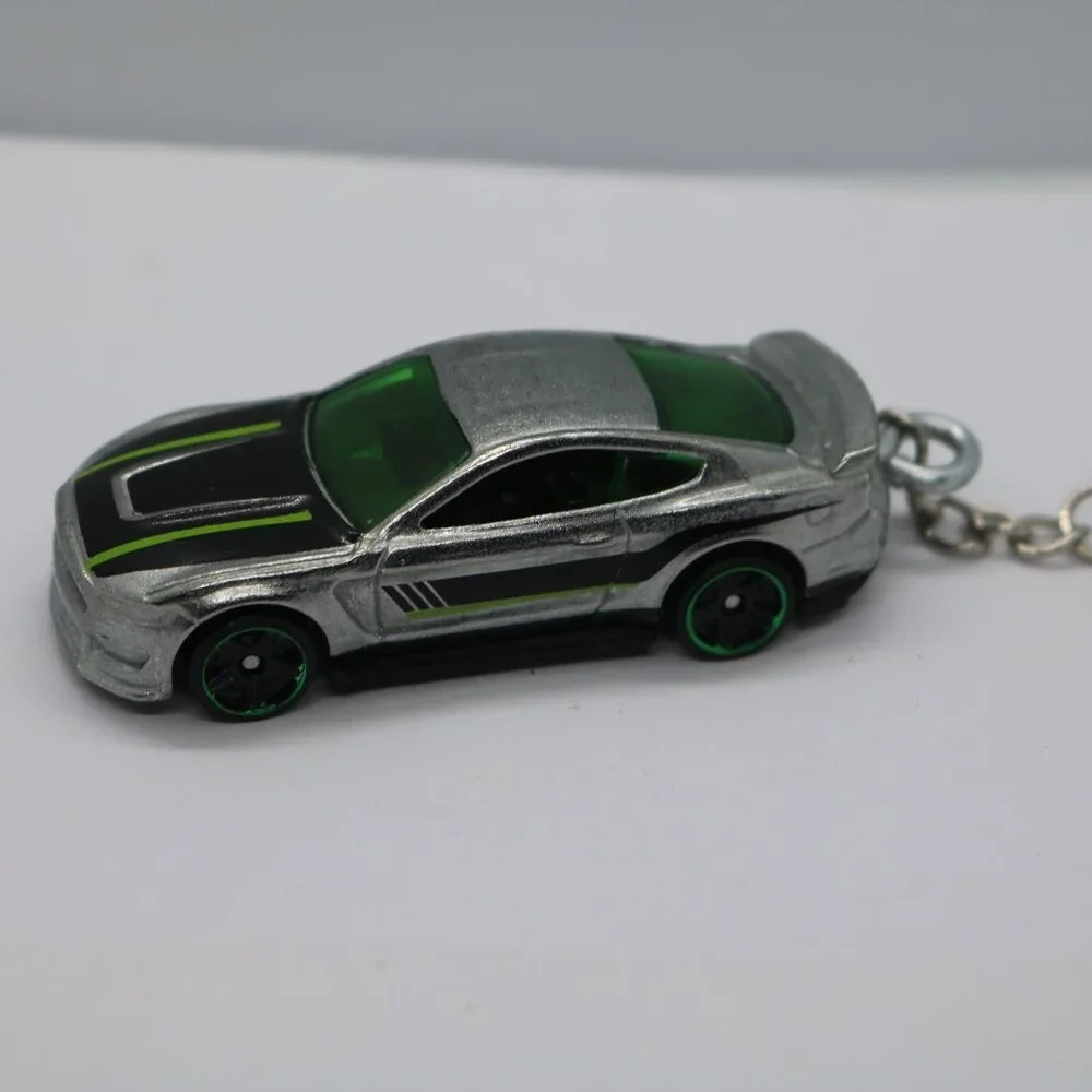 Hot Wheels 2015 Shelby GT350R 1:64 scale functional keychain